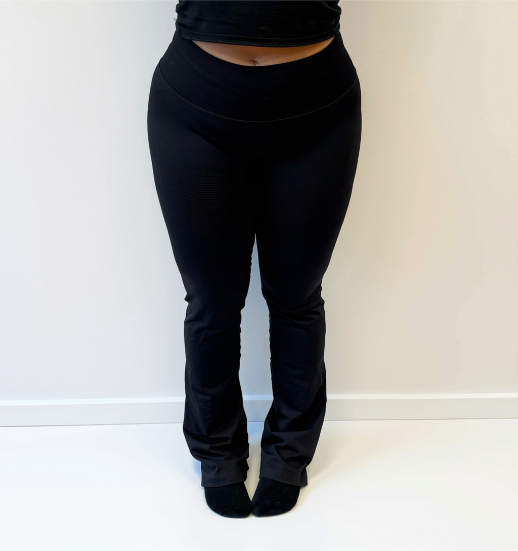 Model: Cecilie, 27 yrs, 170 cm, W:85 cm, H:120cm, wears XL